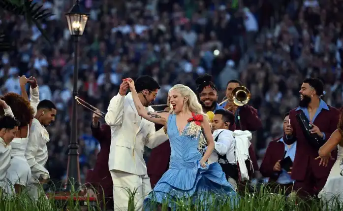 Bad Bunny Sudah Cetak Sejarah di Super Bowl 2026, Gandeng Lady Gaga Bergoyang Salsa