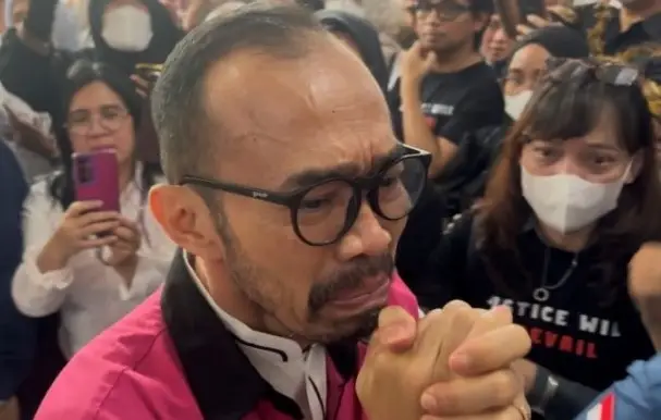 Wajah Haru Riva Siahaan Lihat Pendukung Padati Pengadilan Tipikor Jakarta Jelang Sidang Vonis
